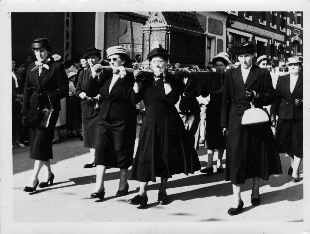 La châsse portée par les paroissiennes dans les années 1960