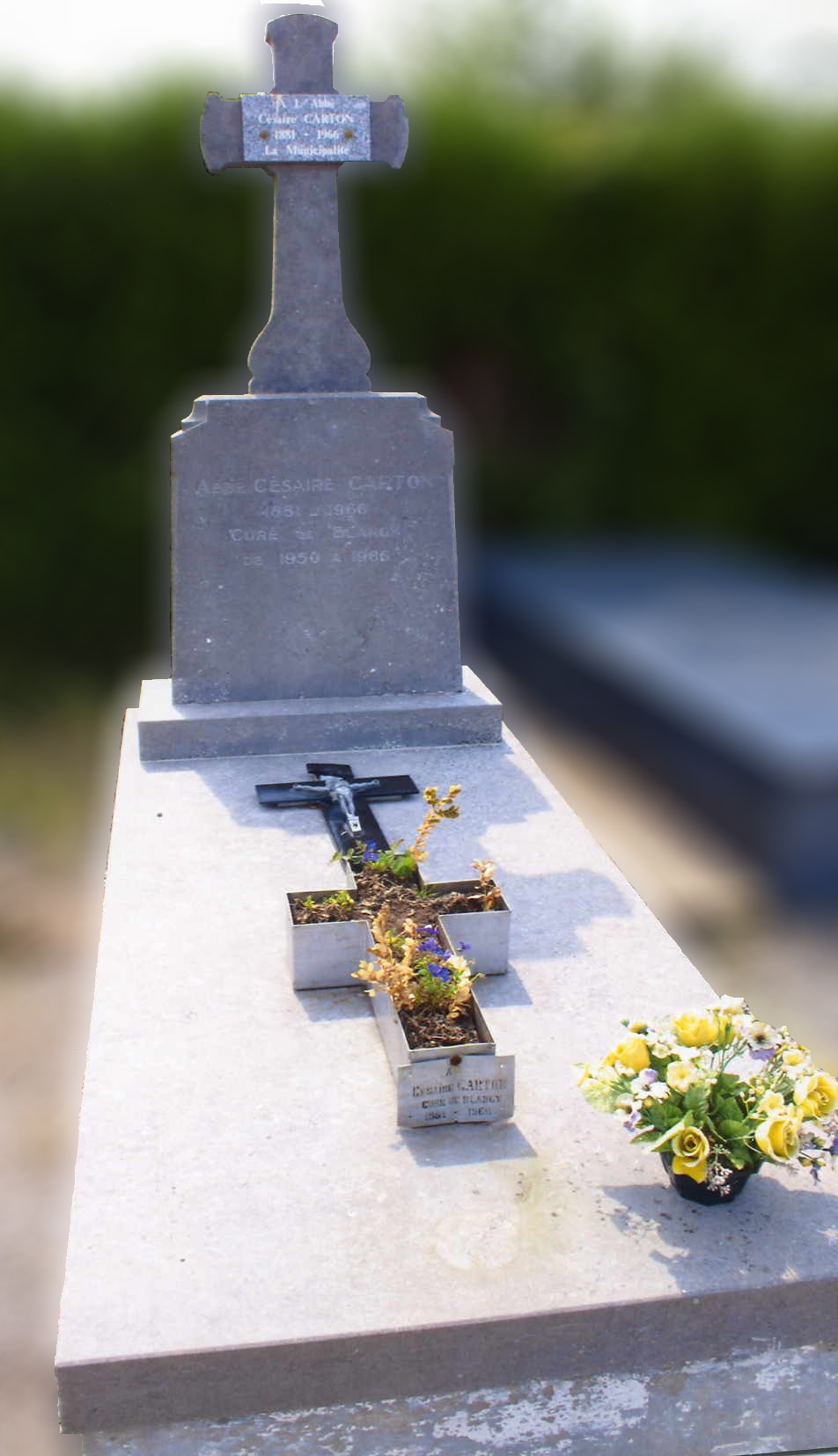 La tombe de l'Abbé Césaire CARTON