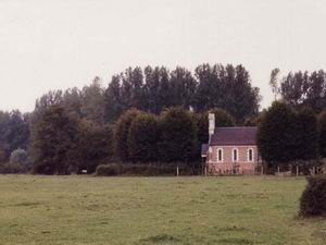 Vue de la chapelle prise de la route