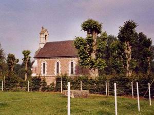 Vue de la chapelle prise dans le chemin