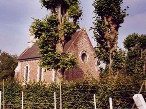 Vue de la chapelle prise à la fin du chemin