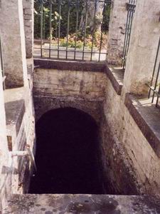 Vue de l'escalier permettant de descendre dans la source