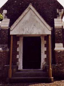 Vue de l'entrée de la chapelle plus proche