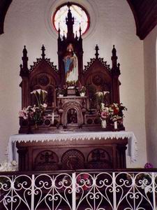 Vue de l'autel de la chapelle avec la statue de Sainte-Emme